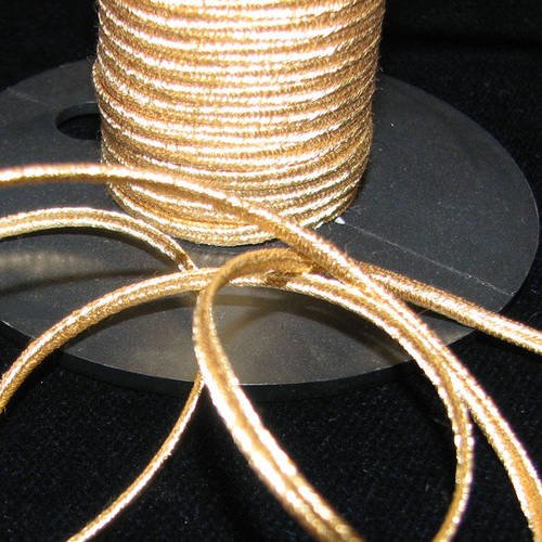 Galon ou soutache dorée métalloplastique 2,5 mm par 1m, pour broderie des boléros des écarteurs landais.