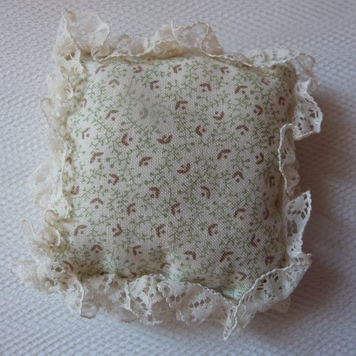 Coussinet en  tissu coton fleuri  fond ecru et dentelle ecrue