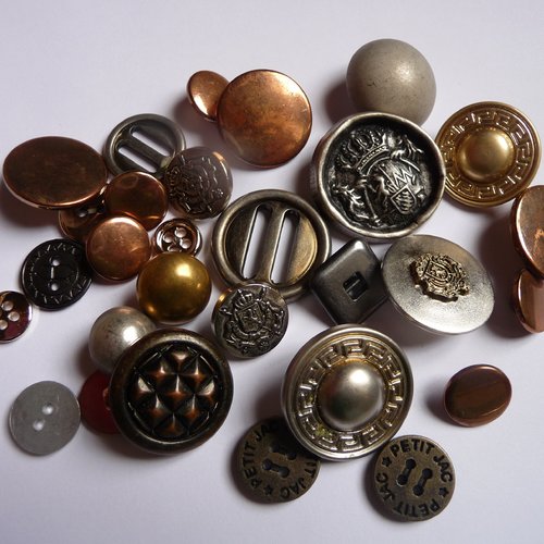 Lot de boutons fantaisie en metal et imitation metal