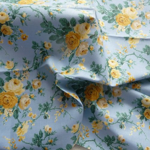 Tissu fleuri - tres beau coupon de tissu americain, fond bleu avec impression fleurs jaunes