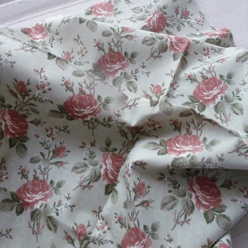 Tissu en coton fleuri , fond vert clair avec impressions fleurs roses et feuillage