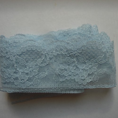 Jolie dentelle fine, couleur bleu layette,- 3,30 m de longueur