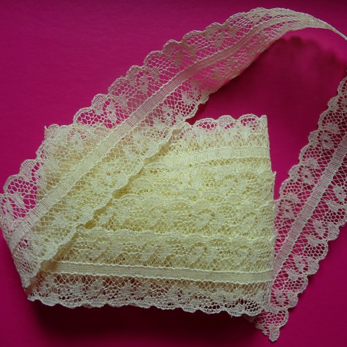 Jolie dentelle  fine, jaune - longueur  2,4 m, largeur  2,5 cm