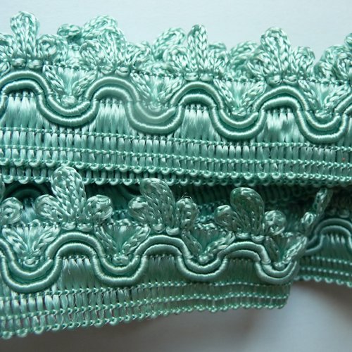 1,25 m d'un beau galon de passementerie couleur verte