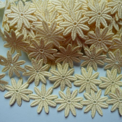 Galon fleurs jaune pâle de 2 m, diamètre fleur 3 cm - pour créations textiles, décoration, scrap, travaux manuels divers