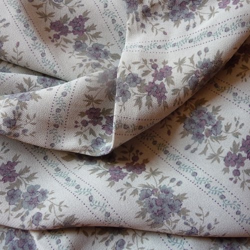 Tissu souple et léger, couleur gris/bleu, fleurs mauves -  1 m x 1,30 m - couture - customisation, décoration, embellissements, ...