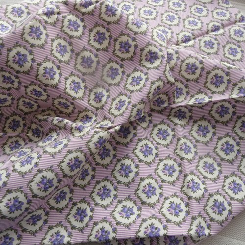 Coupon de tissu, fond fines rayures, motifs fleurs, tons mauves