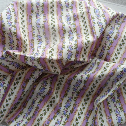 Coupon de tissu fantaisie, fond ecru avec frises, motifs fleurs, tons mauves - couture, créations textiles, décorations, ....