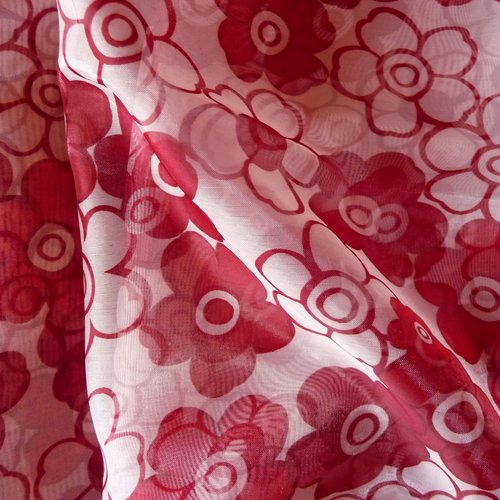 Coupon voile polyester - 1,50 m x 1,05 m -  grosses fleurs grenat et blanches