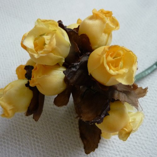 Fleurs en tissu : bouquet de 12 roses en tissu couleur jaune avec feuillage