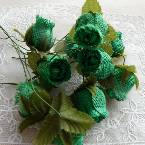 10 roses en tissu couleur vert  avec feuillage vert tendre