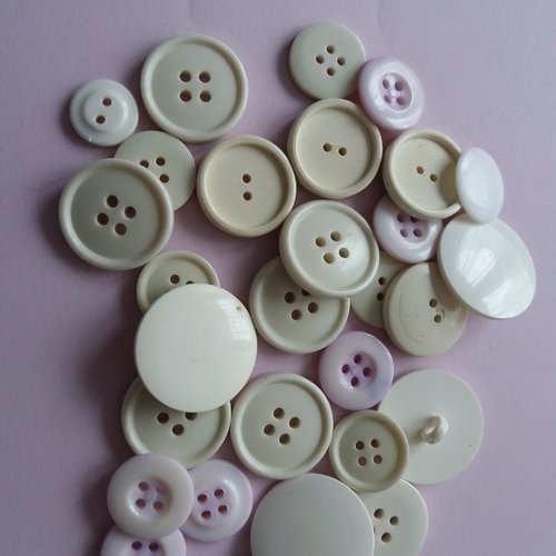 Ensemble de boutons en plastique ronds et blancs, tailles et formes variées - couture, customisation, travaux textiles