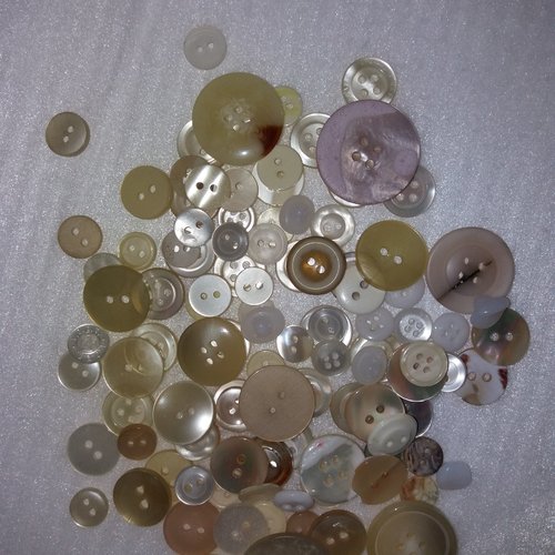 Mélange de boutons nacrés et blancs en plastique - couture, customisation, créations textiles, ...