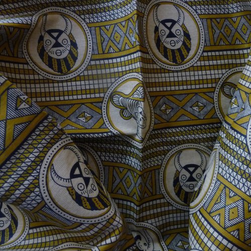 Tissu africain, 90 cm x 88 cm, fond ocre et marron clair,  motifs etniques, medaillons