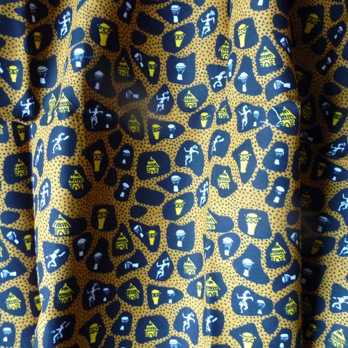 Tissu africain, 90 cm x 57 cm - fond marron a pois, motifs tribaux