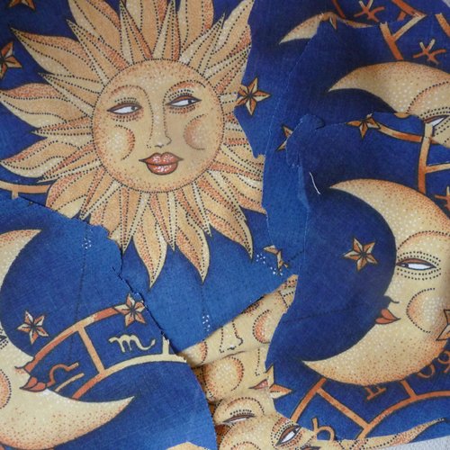 Tissu coton bleu motifs soleil et lune - fond bleu avec motifs jaunes