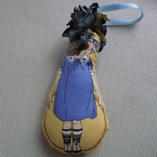 Poupette rétro en tissu rembourré de fibres synthétiques (n° 4)