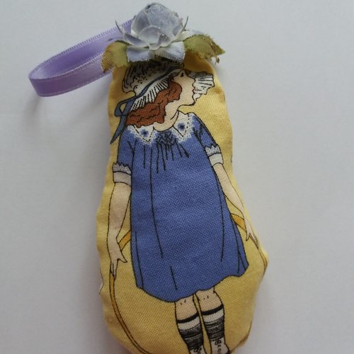 Poupette rétro en tissu rembourrée fibres synthétiques (n° 7)