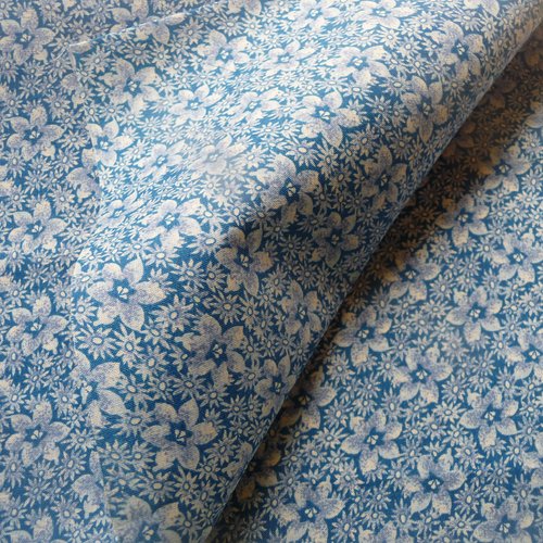 Tissu fleuri en coton, fond bleu avec impression fleurs blanches, couture, cartonnage, patchwork, decorations