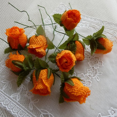 Bouquet de 9 roses en tissu aspect filet, couleur orange avec feuillage vert tendre- decor floral, presentations, creations textiles, ...