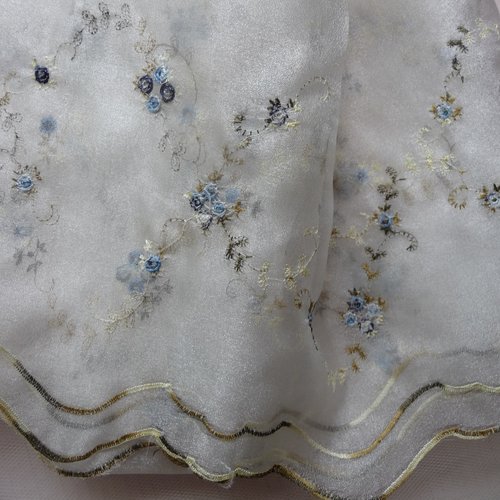 Chute tissu organza avec broderies fleurettes bleues et blanches - 1,30 m x 0,50 m - très léger, aspect nacré
