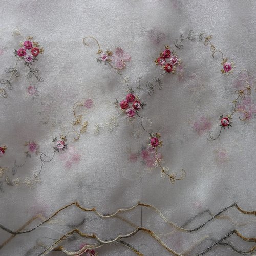 Chute de tissu organza avec broderies fleurettes roses et blanches - 1,30 m x 0,60 m - très léger, aspect nacrét