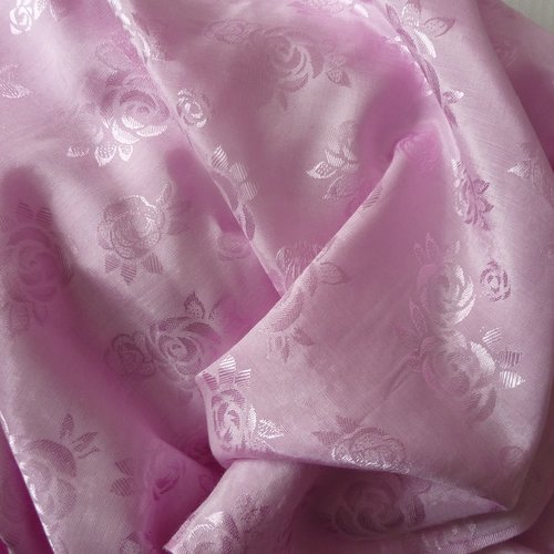 Très beau tissu fin et souple - 0,90 m x 0,70 m - fond rose avec impressions fleurs irisées