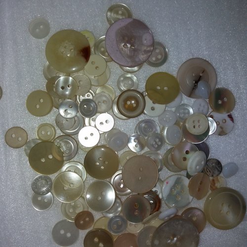 Mélange de boutons nacrés et blancs en plastique - couture, customisation, créations textiles, ...