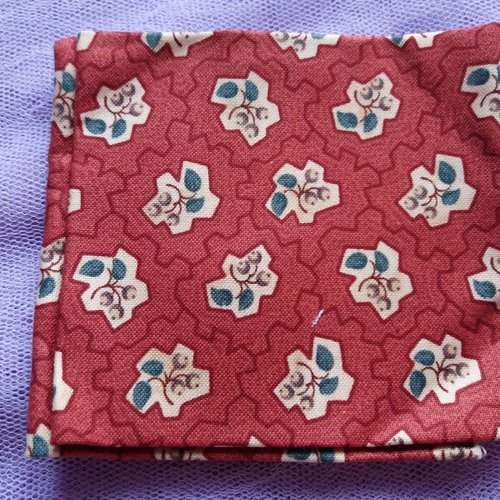 Coupon tissu patchwork en coton, fond grenat avec impression fantaisie - 55 cm x 25 cm - couture, cartonnage, décoration,