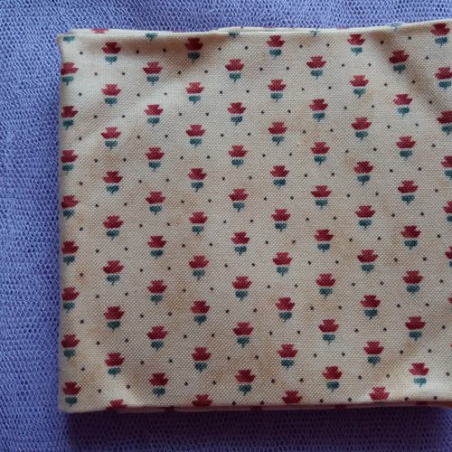 Coupon tissu patchwork en coton, fond jaune avec impression motifs  rouges - 55 cm x 25 cm - couture, cartonnage, décoration,