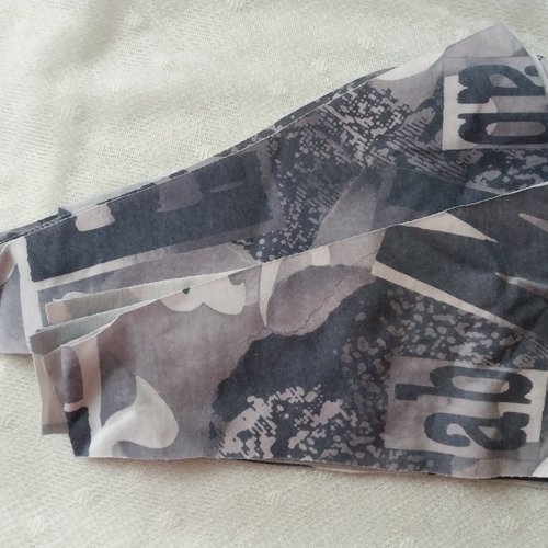 5 chutes de tissu coton, fond gris avec motifs gris - formes identiques (triangle) - environ 30 cm x 15 cm -