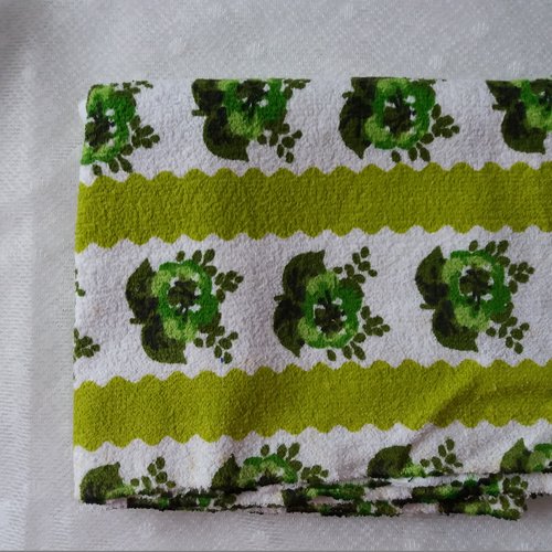 Tissu éponge fin vintage - 1,80 m x 40 cm - chute d'un tissu fantaisie  vert, blanc et fleuri vert