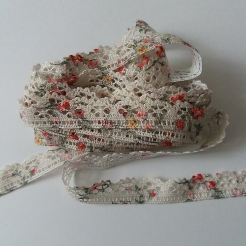 Dentelle shabby fine écrue avec impression fleurie sur une face - 1,3 cm de largeur - vendue au mètre