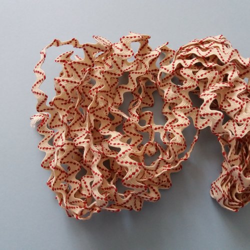 Galon croquet festonné fantaisie blanc cassé et rouge - 7 mm épaisseur - vendu au mètre