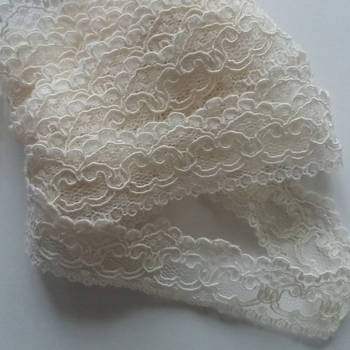 1 m dentelle blanche écrue, assez fine, de 3 cm de largeur,  vendue au mètre