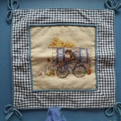 Housse de petit coussin, illustration tapisserie maison nature, paysage, entourage vichy bleu