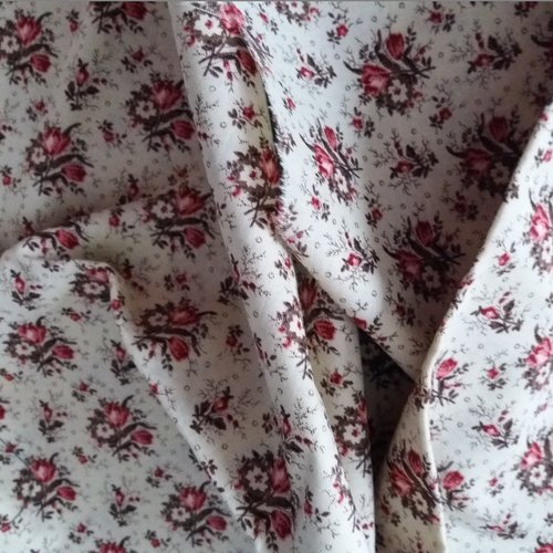 Tissu fin  fleuri fond jaune avec fleurs rose/bordeaux - 55 cm x 50 cm - divers travaux textiles, patchwork, customisation, ...