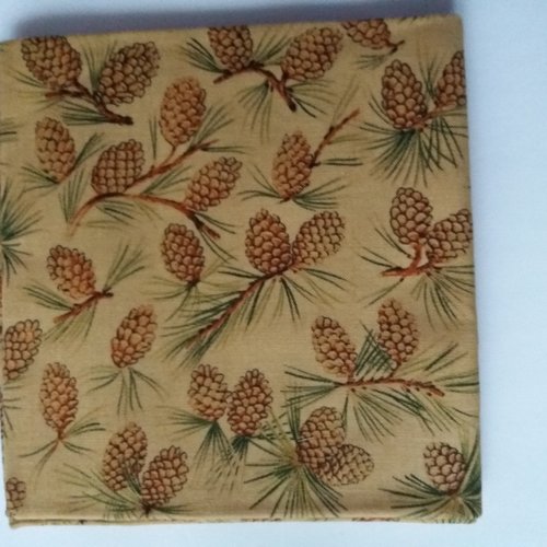 Tissu en coton, fond marron clair/camel avec impressions pommes de pin, 55 cm x 50 cm - divers travaux textiles, patchwork,