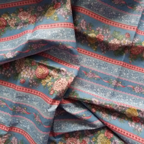 Tissu  en coton  fond bleu avec motifs frises fleuries -  115 cm x 55 cm -  créations shabby, romantiques