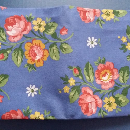 Tissu  en coton  laura ashley vintage (1996) fond bleu avec grosses fleurs - 1,20 c x 1 cm