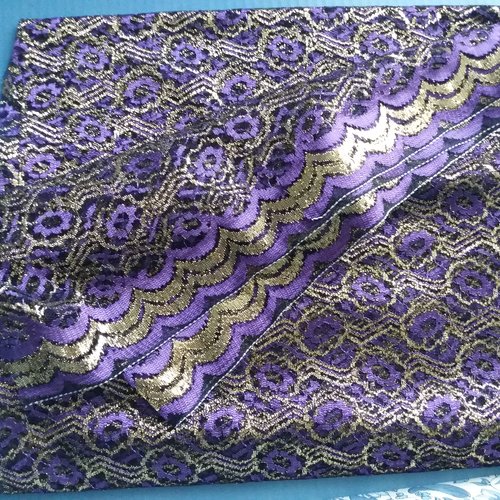 Tissu dentelle tulle fond noir avec décors violets et dorés - travaux textiles, costumes, finitions, décoration