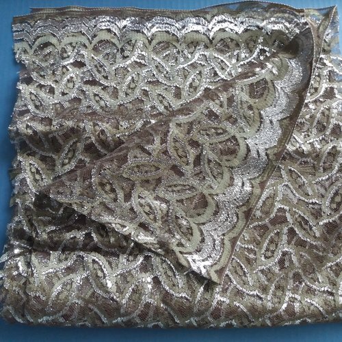 Tissu dentelle tulle fond marron avec décors beiges et argentés - travaux textiles, costumes, finitions, décoration