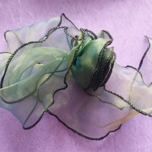 Grosse fleur à suspendre en organza couleur bleu/vert irisé - décoration florale, home-déco, embellissements