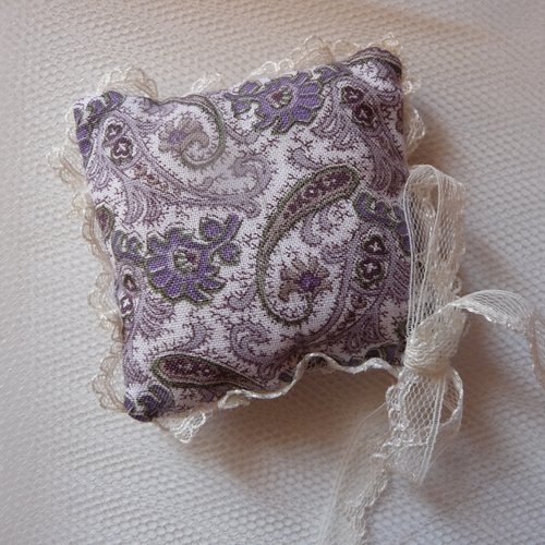 Coussinet en coton motif cachemire  et dentelle écrue