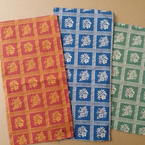 3 petits panneaux tissu ameublement, couleurs vert, bleu, rouge - décor damier