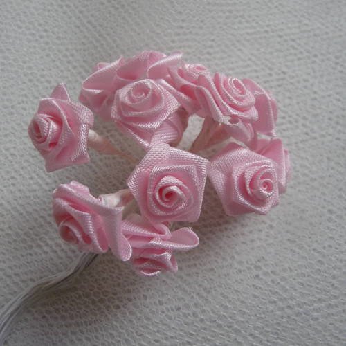 12 fleurs mini roses en tissu satine, couleur rose clair sur tige rigide 