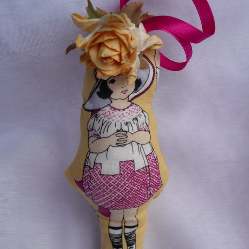 Poupee tissu retro : adorable petite poupette retro en tissu rembourre fibres synthetiques (n° 2)