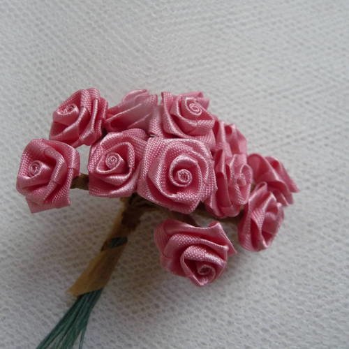 12 fleurs mini roses en tissu satine, couleur rose sur tige rigide 