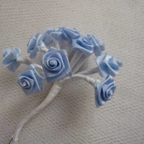 12 fleurs mini roses en tissu satine, couleur bleu ciel sur tige rigide 