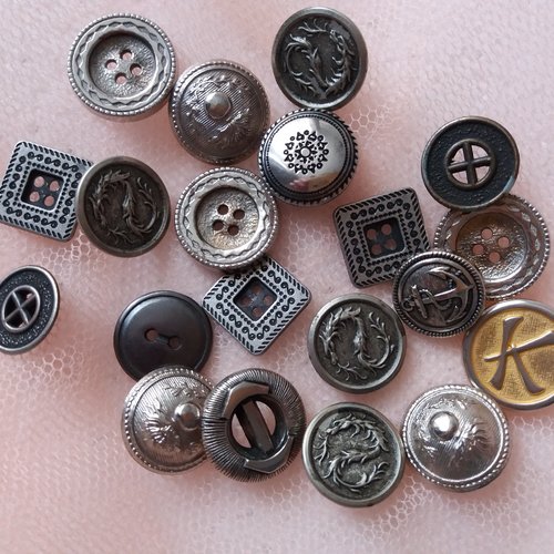 Melange de boutons couleur argentee